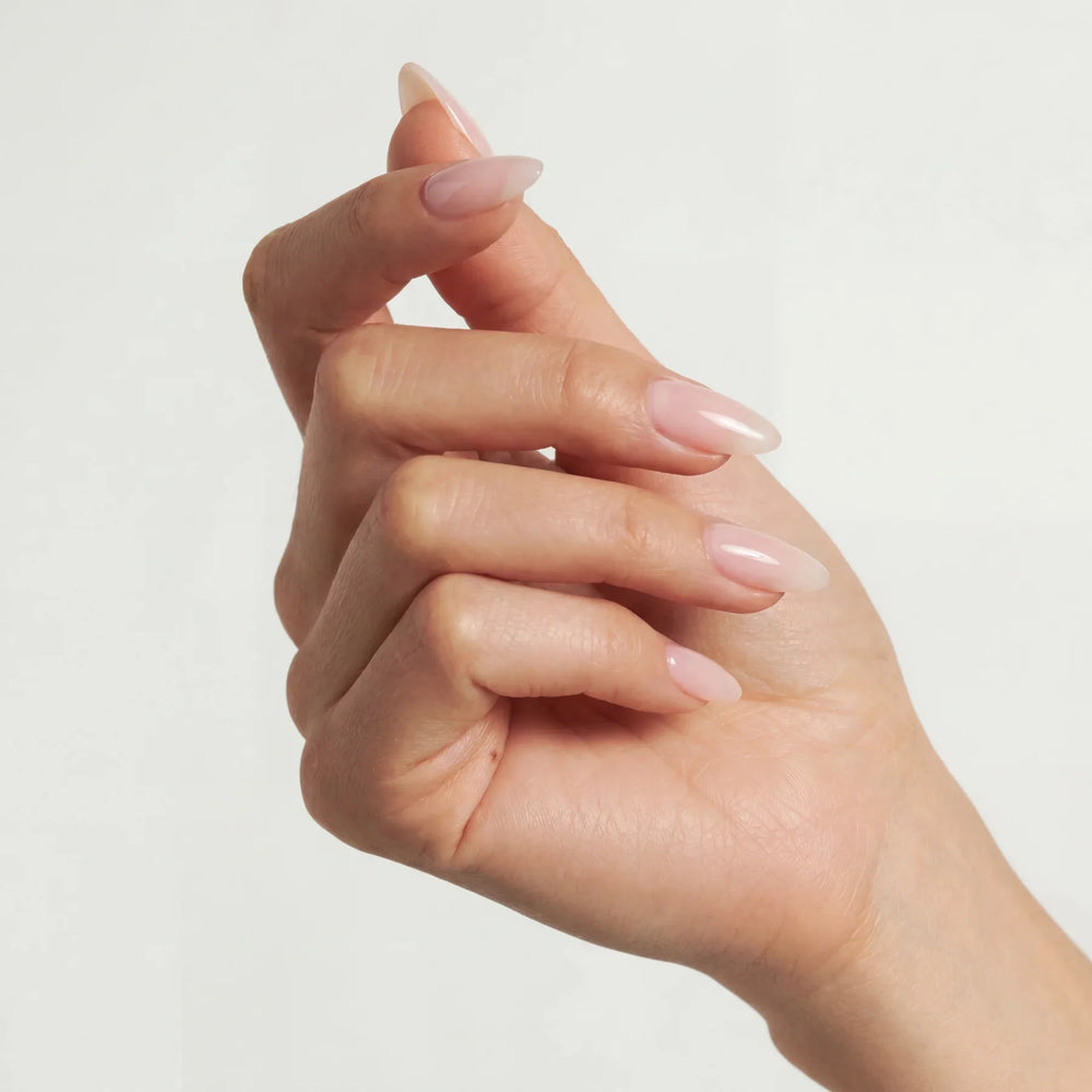 Hand med GLAMRDiP-gelnaglar